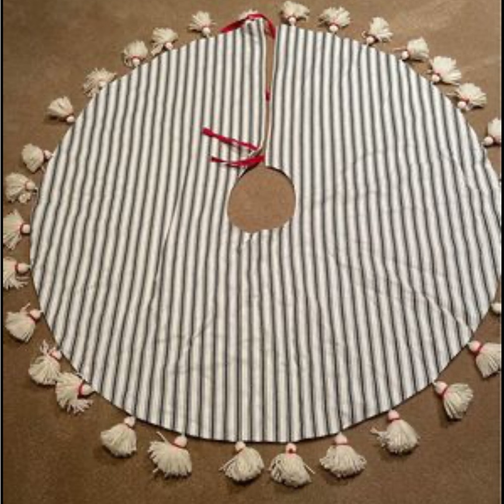 Hearth and Hand by Magnolia tree skirt